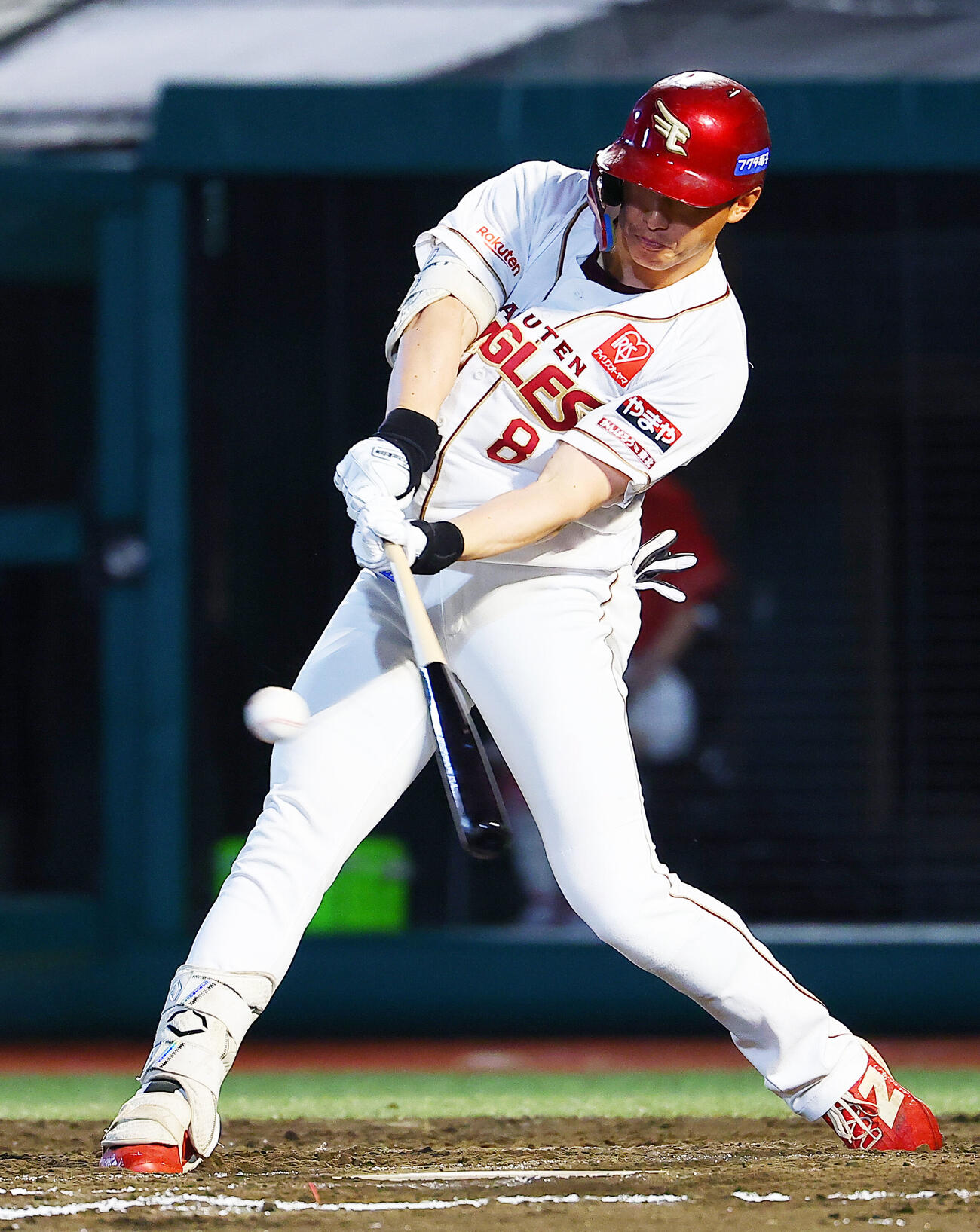 楽天対オリックス　7回裏楽天2死満塁、適時安打を放つ辰己涼介（撮影・野上伸悟）