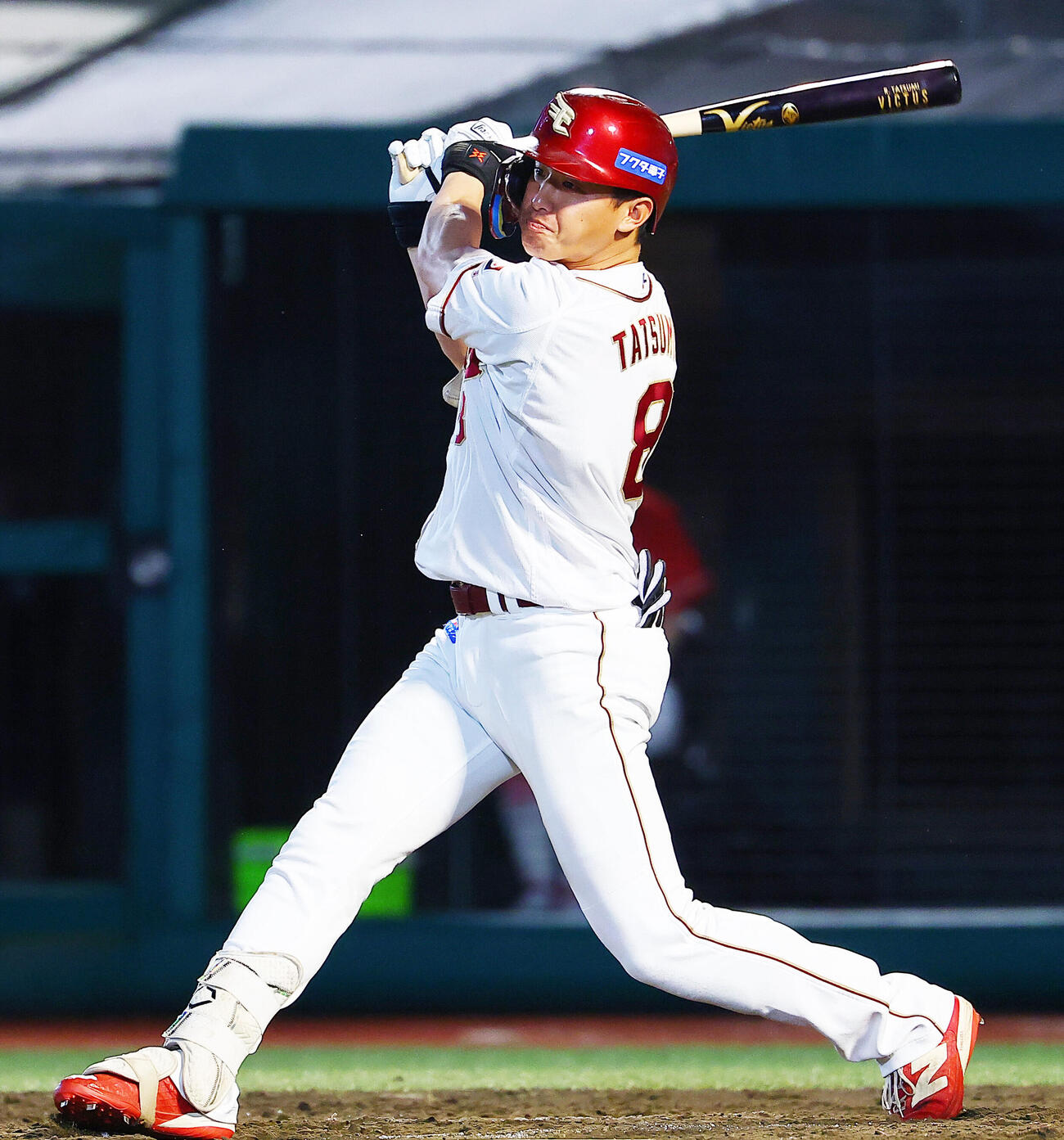 楽天対オリックス　7回裏楽天2死満塁、適時安打を放つ辰己涼介（撮影・野上伸悟）