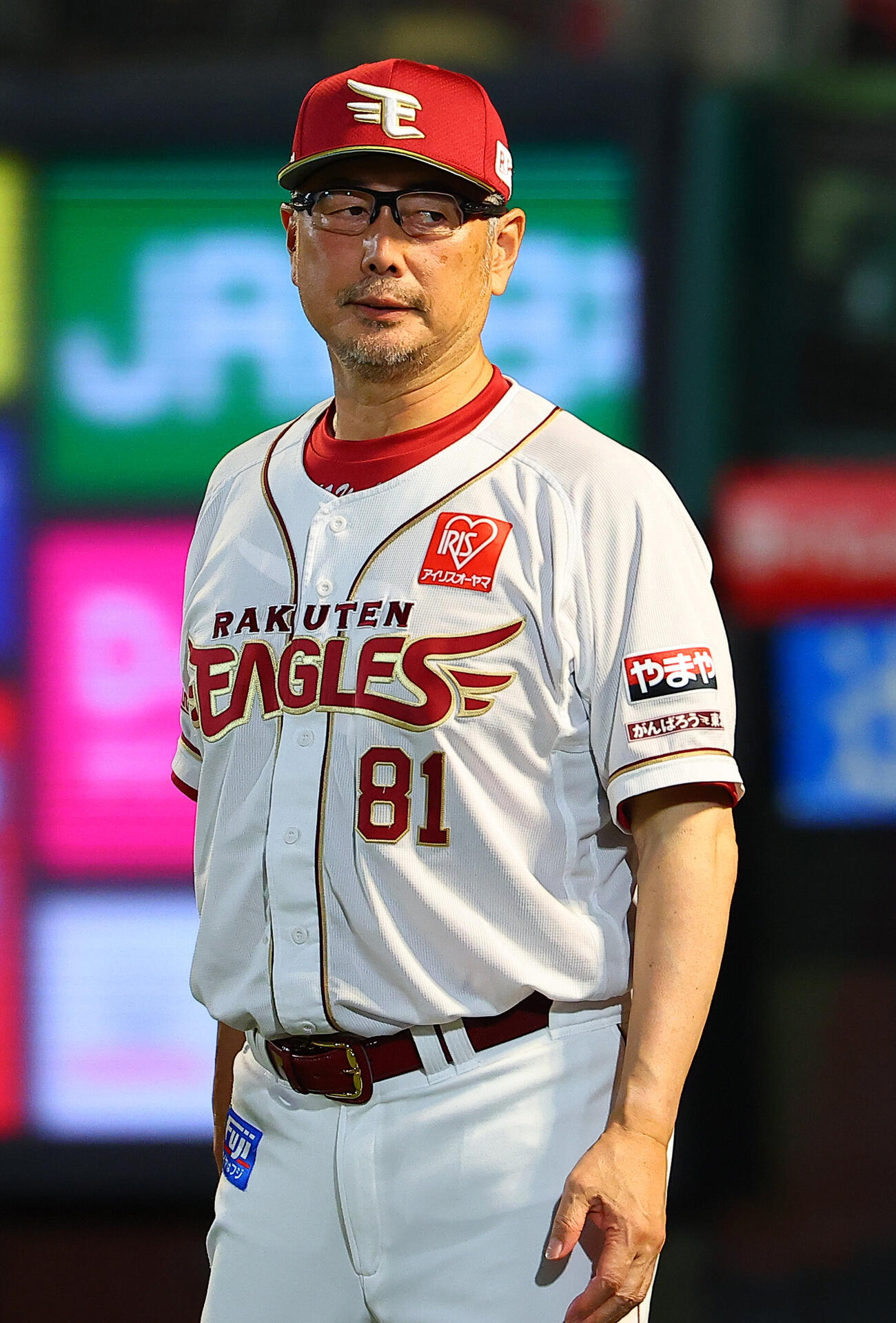 楽天対オリックス　選手交代を告げる楽天吉井理人監督（撮影・野上伸悟）