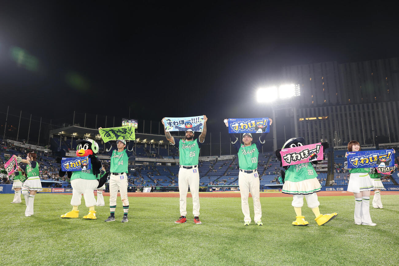 ヤクルト対巨人　巨人に勝利しファンと喜ぶ、左からつば九郎、ヤクルト岩田幸宏、ドミンゴ・サンタナ、赤羽由紘、つばみ（撮影・宮地輝）