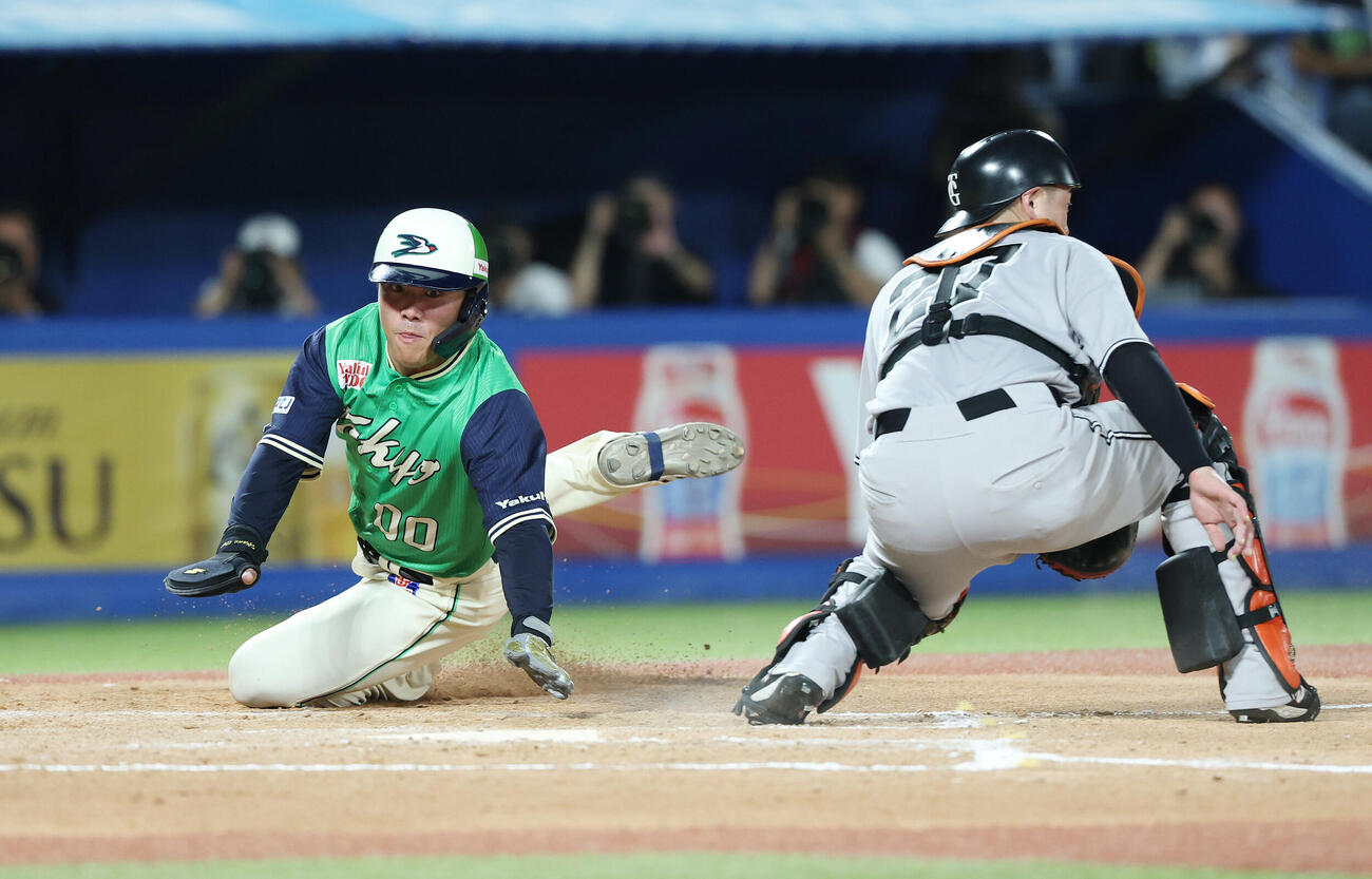 ヤクルト対巨人　6回裏ヤクルト2死一、二塁、レアンドロ・セデーニョの2点適時二塁打で生還する赤羽由紘（撮影・宮地輝）