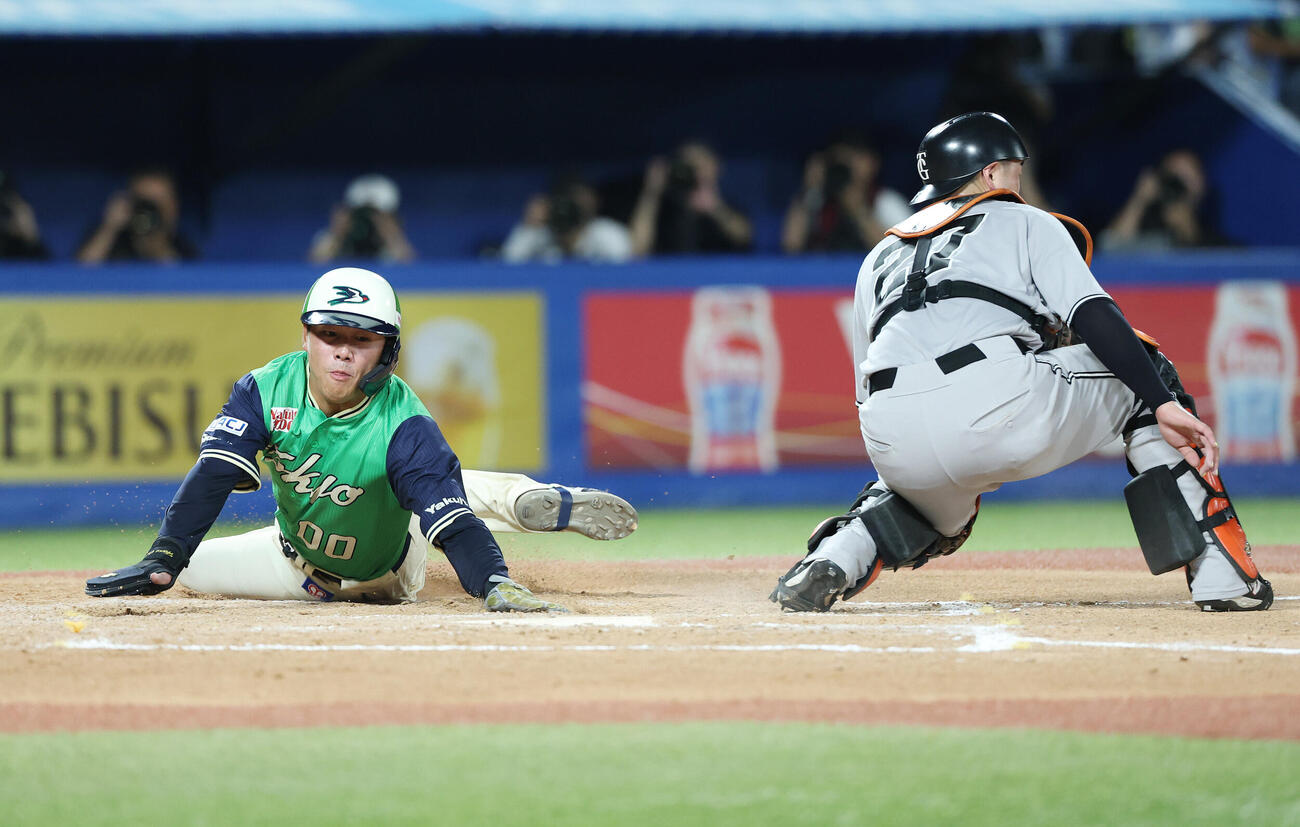 ヤクルト対巨人　6回裏ヤクルト2死一、二塁、レアンドロ・セデーニョの2点適時二塁打で生還する赤羽由紘（撮影・宮地輝）