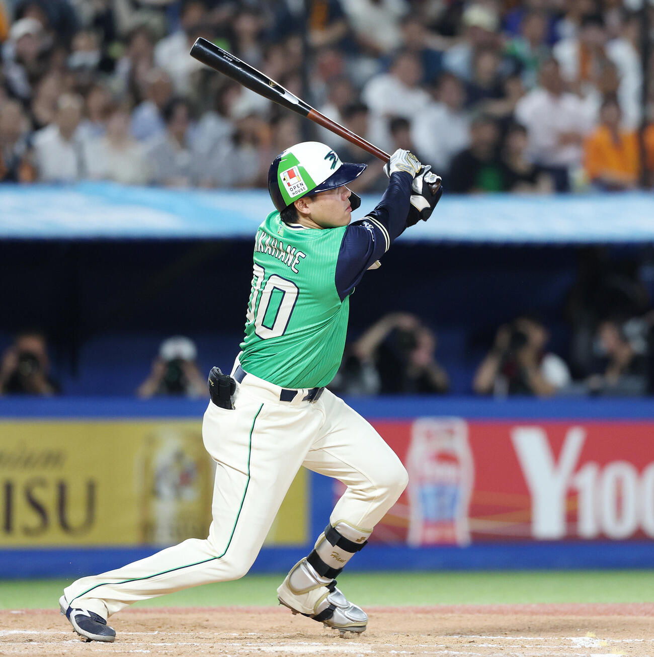 ヤクルト対巨人　6回裏ヤクルト2死一、二塁、先制適時打を放つ赤羽由紘（撮影・宮地輝）