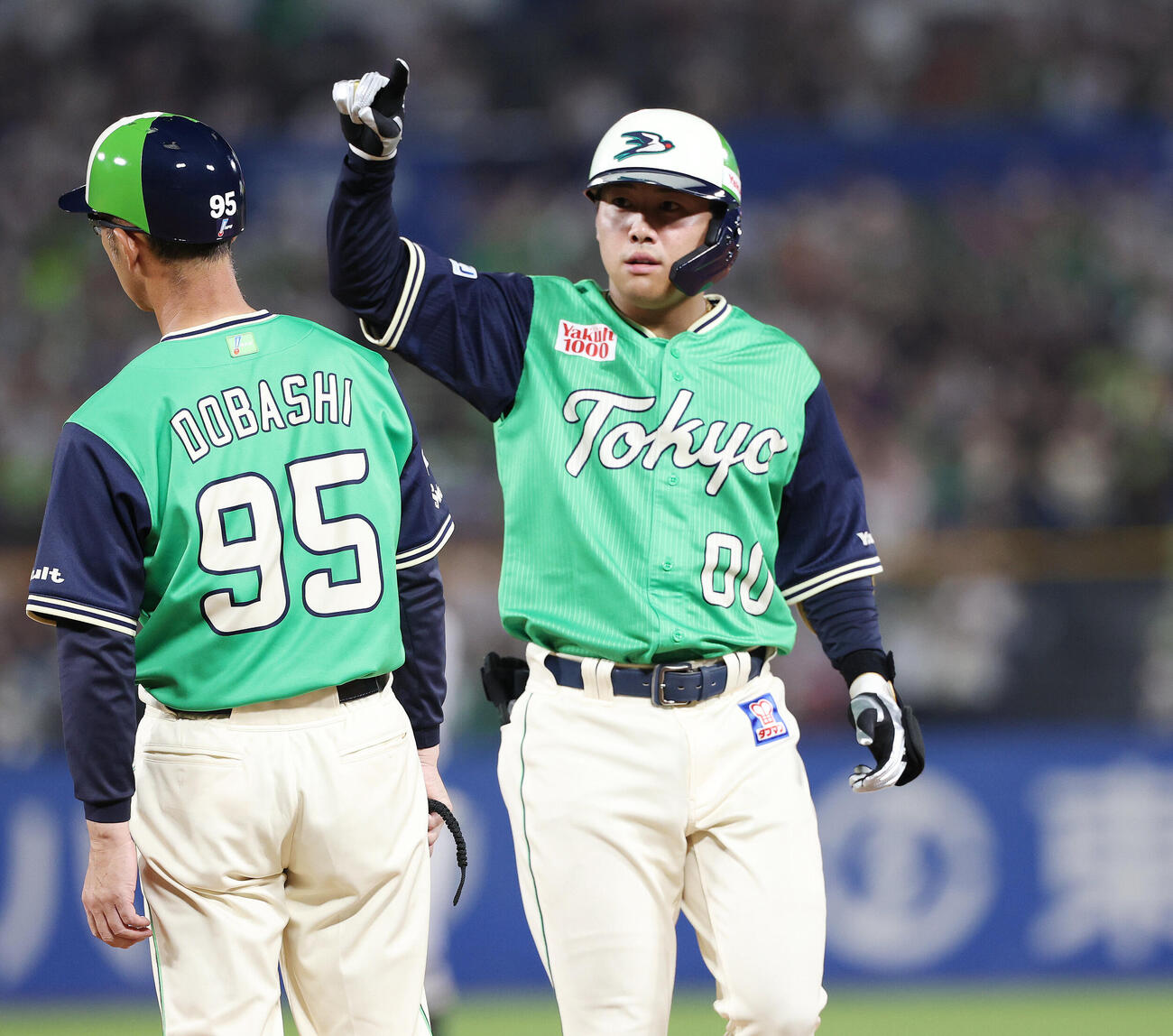 ヤクルト対巨人　6回裏ヤクルト2死一、二塁、先制適時打を放った赤羽由紘（撮影・宮地輝）