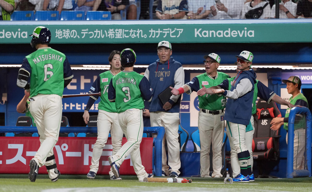 ヤクルト対巨人　7回裏ヤクルト2死一、二塁、赤羽由紘の左前適時打で生還した内山壮真を迎える池山隆寛監督（右から2人目）（撮影・たえ見朱実）