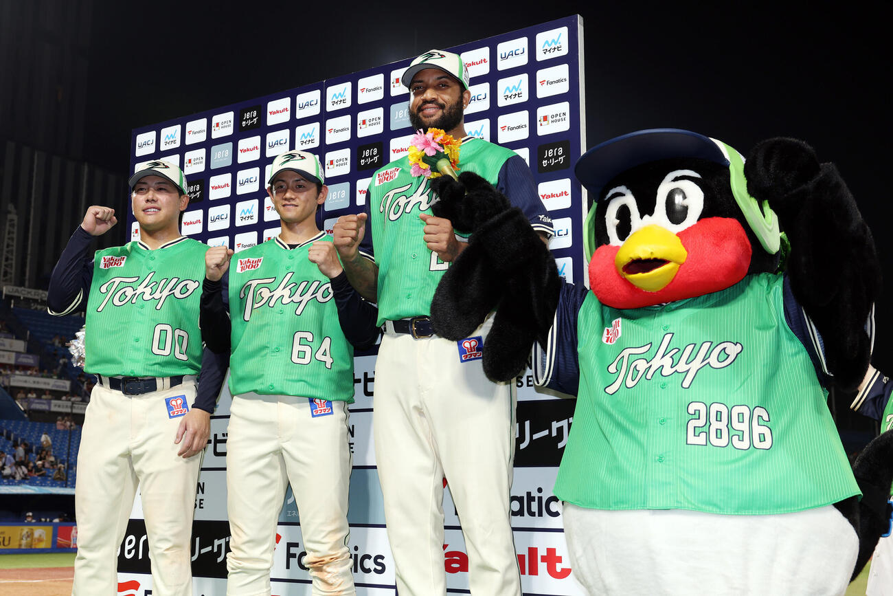ヤクルト対巨人　お立ち台でガッツポーズする、左からヤクルト赤羽由紘、岩田幸宏、ドミンゴ・サンタナ、つば九郎（撮影・宮地輝）