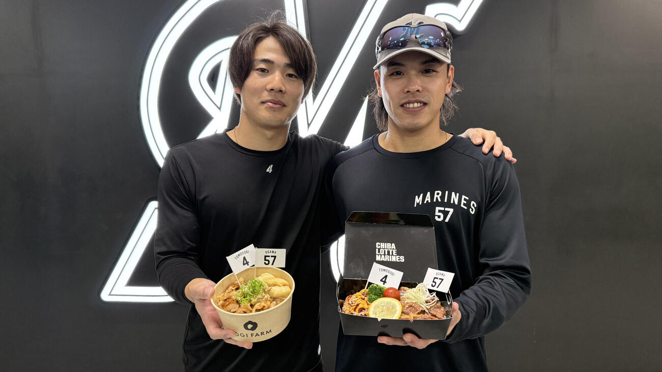 自身のコラボグルメを持つ友杉篤輝（左）と小川龍成