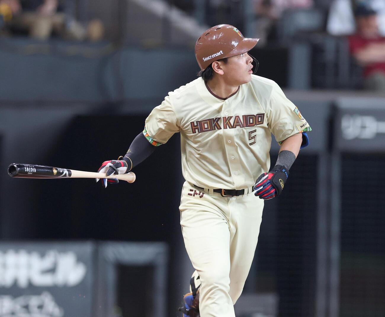 日本ハム対ソフトバンク　7回裏日本ハム無死一塁、2点本塁打を放つ野村佑希（撮影・黒川智章）
