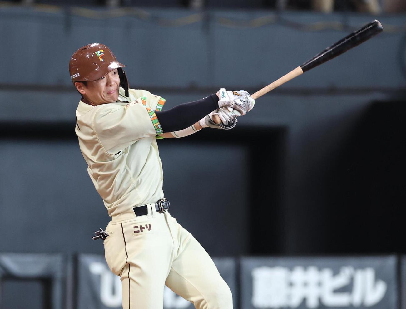 日本ハム対ソフトバンク　2回裏日本ハム2死二塁、適時打を放つ郡司裕也（撮影・黒川智章）