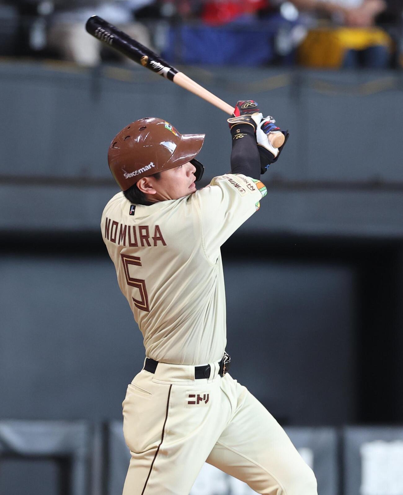 日本ハム対ソフトバンク　3回裏日本ハム1死一、二塁、適時二塁打を放つ野村佑希（撮影・黒川智章）