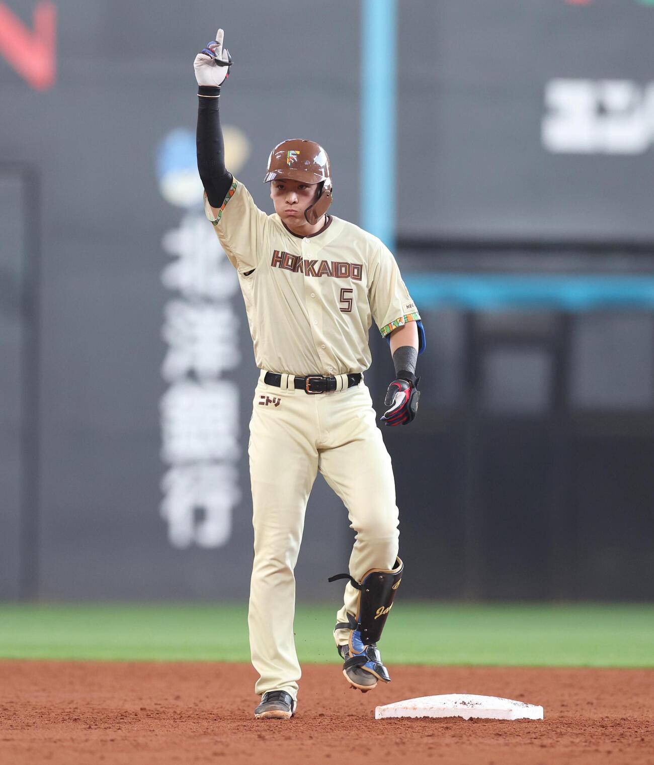 日本ハム対ソフトバンク　3回裏日本ハム1死一、二塁、適時二塁打を放ちポーズをとる野村佑希（撮影・黒川智章）