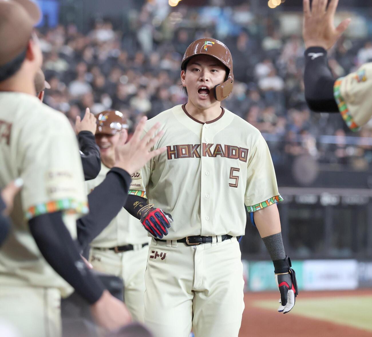 日本ハム対ソフトバンク　7回裏日本ハム無死一塁、2点本塁打を放ち出迎えられる野村佑希（撮影・黒川智章）