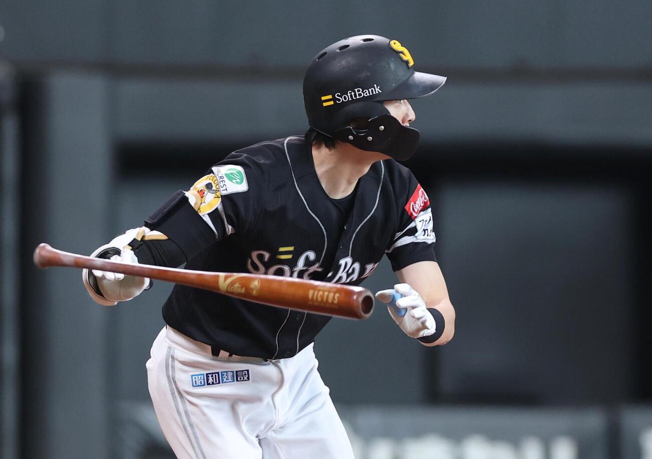 日本ハム対ソフトバンク　5回表ソフトバンク2死一塁、安打を放つ周東佑京（撮影・黒川智章）