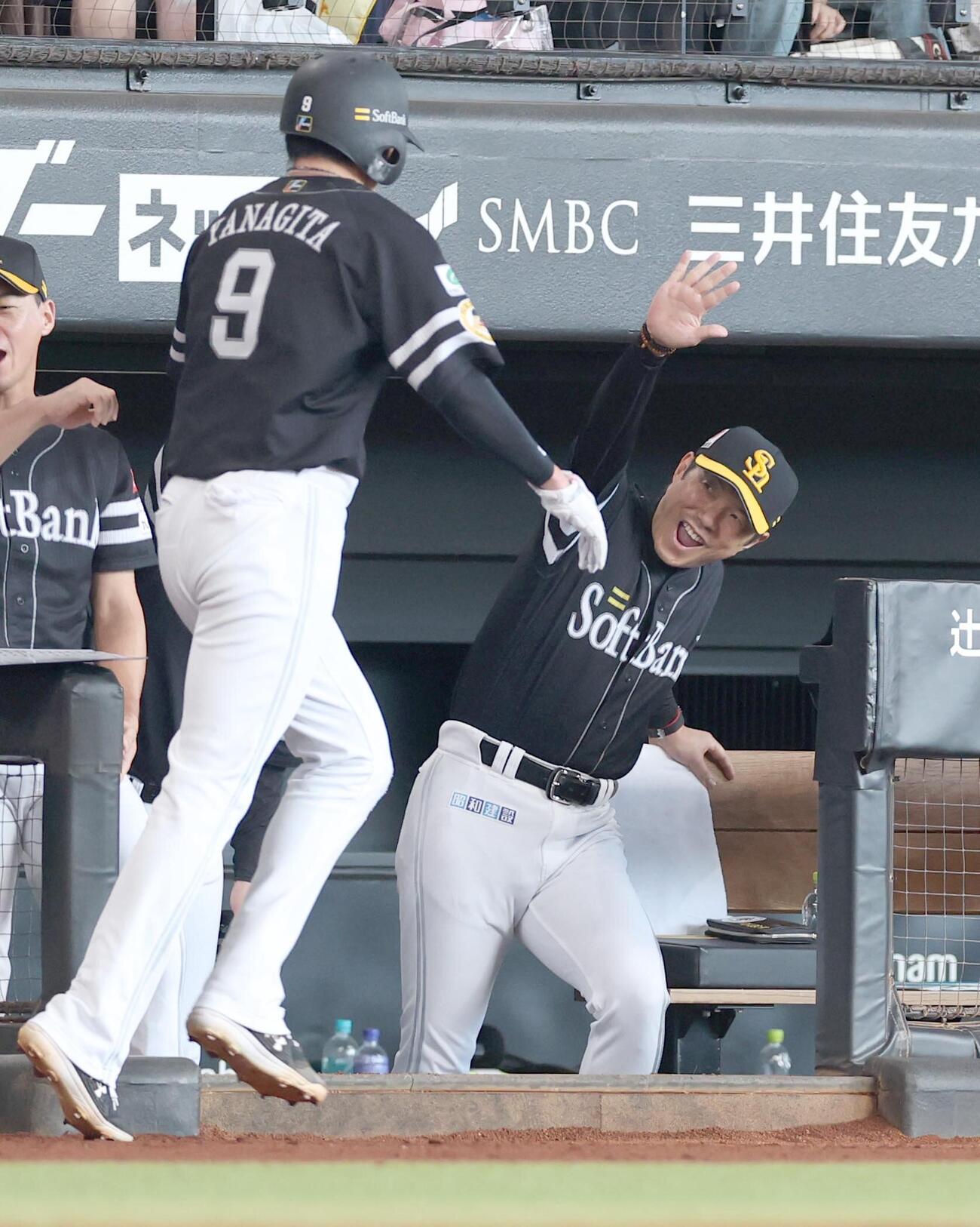 日本ハム対ソフトバンク　2回表、生還した柳田悠岐を出迎える小久保裕紀監督（撮影・黒川智章）