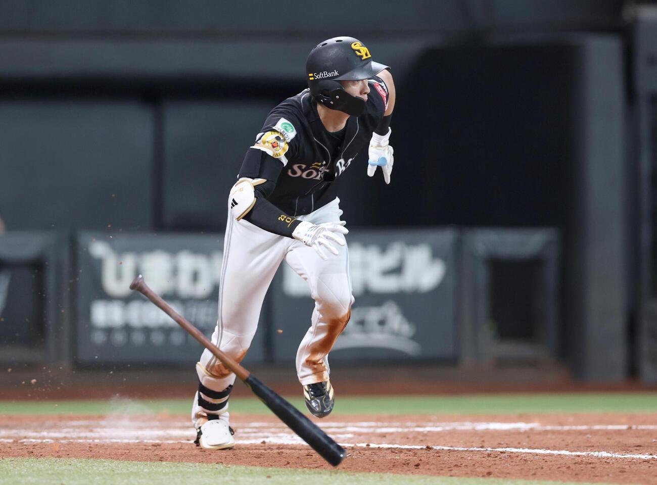 日本ハム対ソフトバンク　9回表ソフトバンク1死満塁、適時打を放つ周東佑京（撮影・黒川智章）