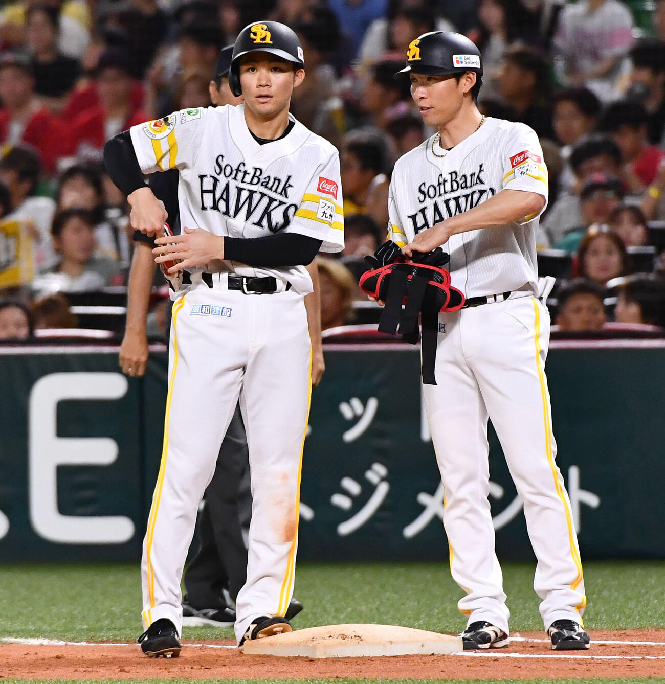 庄子雄大（左）と本多雄一内野守備走塁兼作戦コーチ（2026年6月撮影）