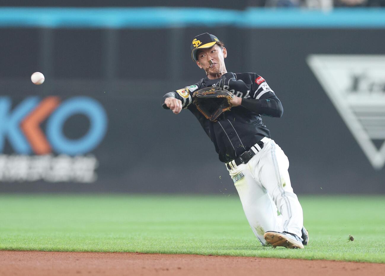 日本ハム対ソフトバンク　1回裏日本ハム無死、吉田賢吾の二ゴロで攻守を見せる今宮健太（撮影・黒川智章）