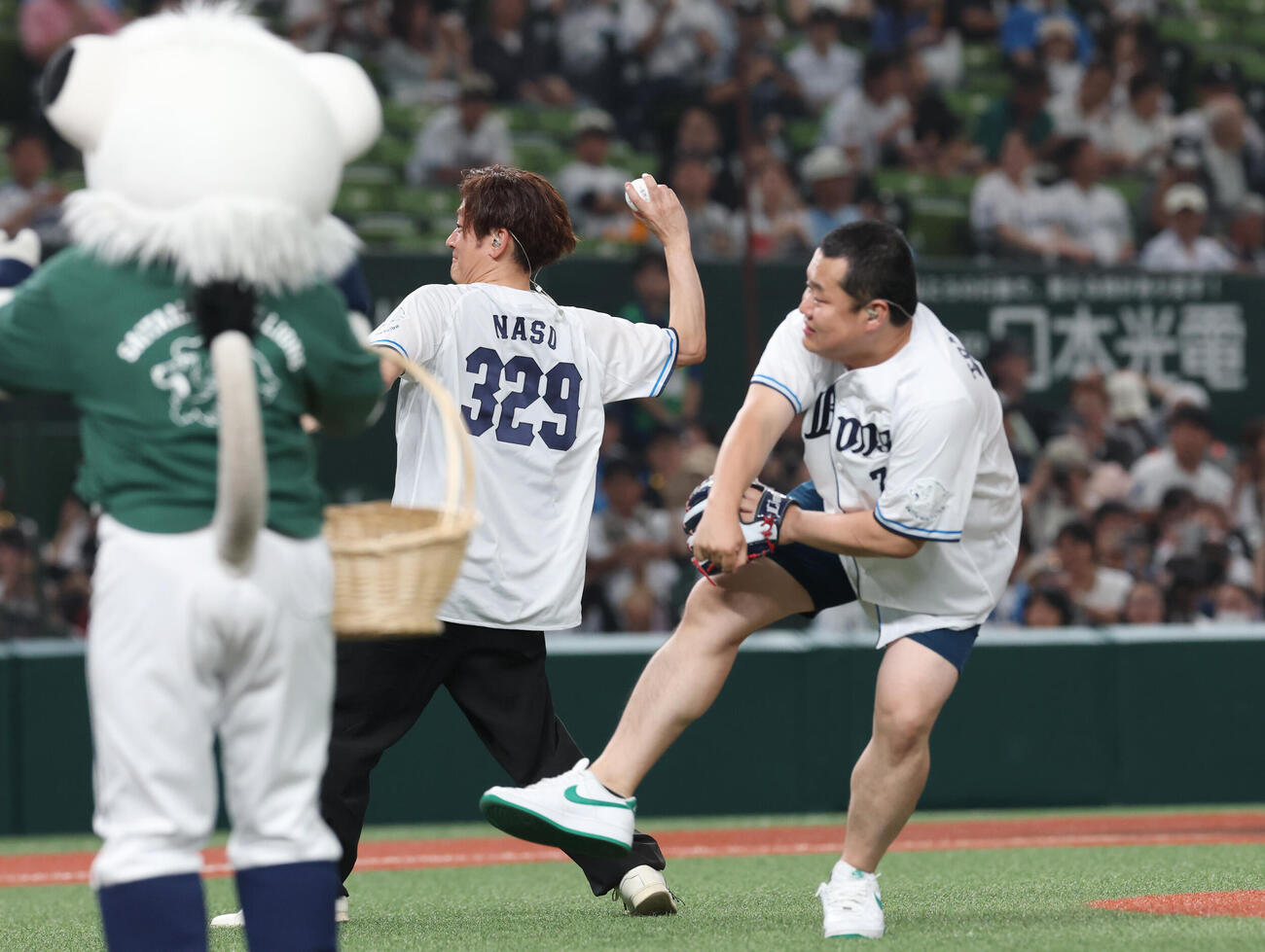西武対ロッテ　ファーストピッチを行うなすなかにし那須晃行（左）とモグライダーともしげ（撮影・増田悦実）