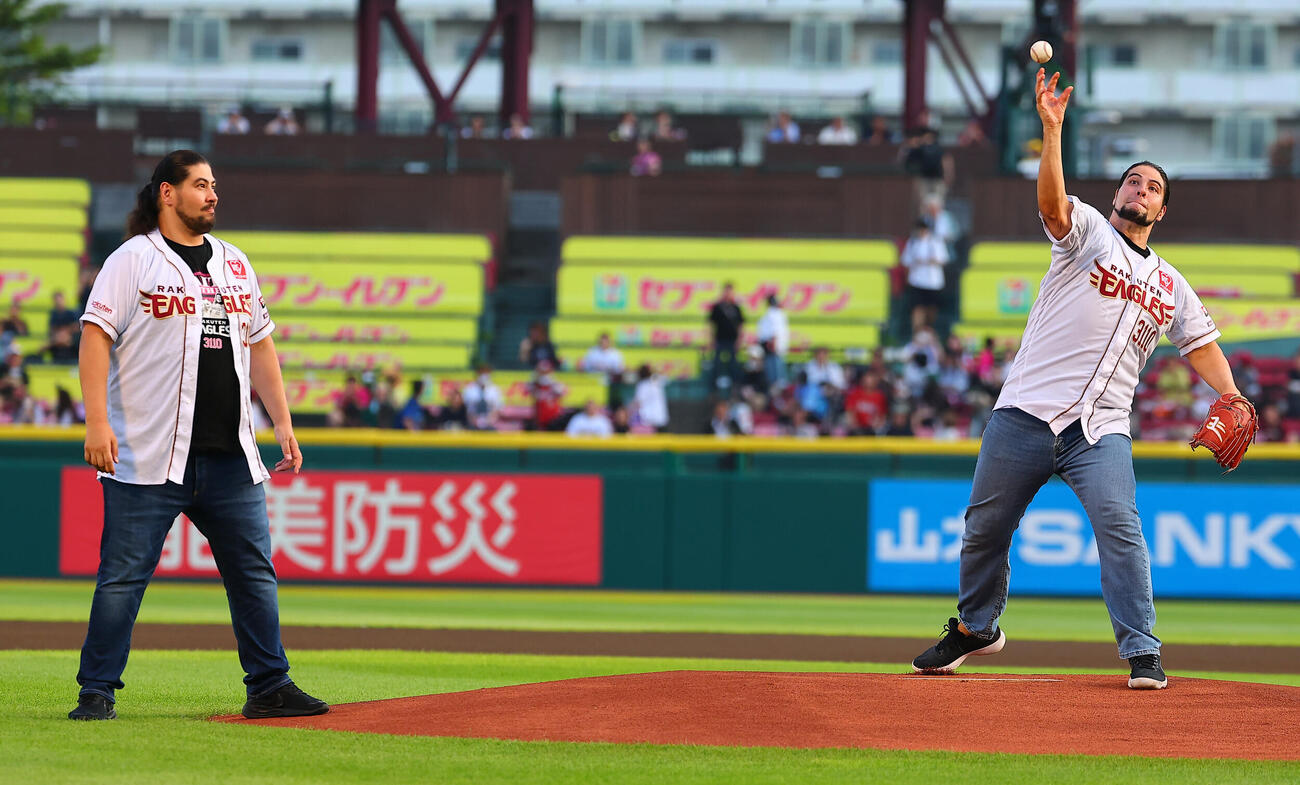 楽天対オリックス　ファストピッチセレモニーに登場した全日本プロレスの斉藤兄弟。左がレイ、右がジュン（撮影・野上伸悟）