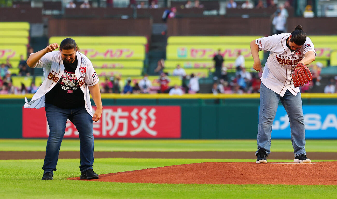 楽天対オリックス　ファストピッチセレモニーに登場しマエケン体操を行う全日本プロレスの斉藤兄弟。左がレイ、右がジュン（撮影・野上伸悟）