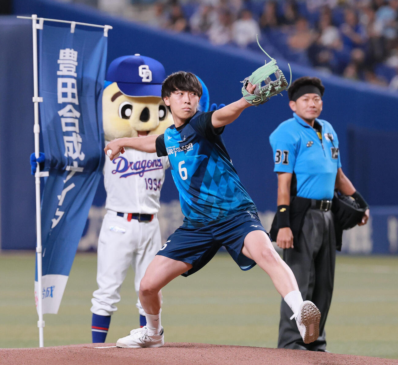 中日対阪神　始球式で投球するハンドボール豊田合成の松中大輝さん（撮影・上山淳一）