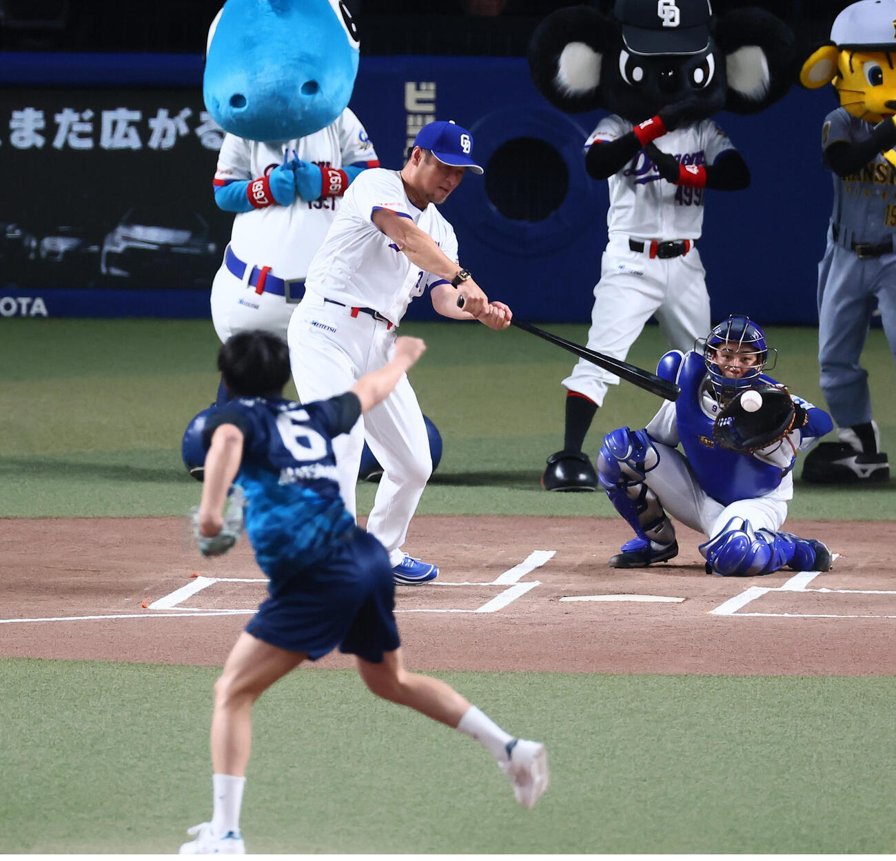 中日対阪神　始球式を行う豊田合成の松中大輝選手と打席に立つ松中信彦打撃コーチ（撮影・加藤哉）