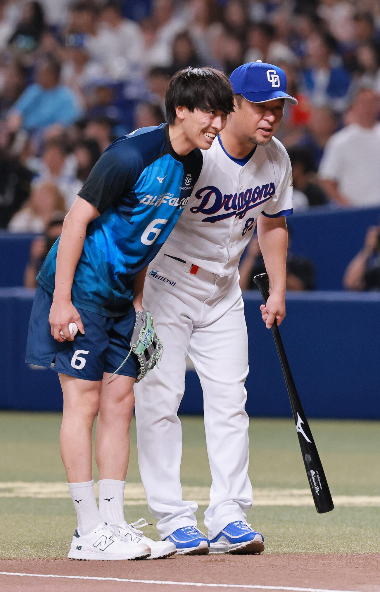 中日対阪神　始球式を終え笑顔を見せる中日松中信彦打撃統括コーチ（右）とハンドボール豊田合成の松中大輝さん（撮影・上山淳一）