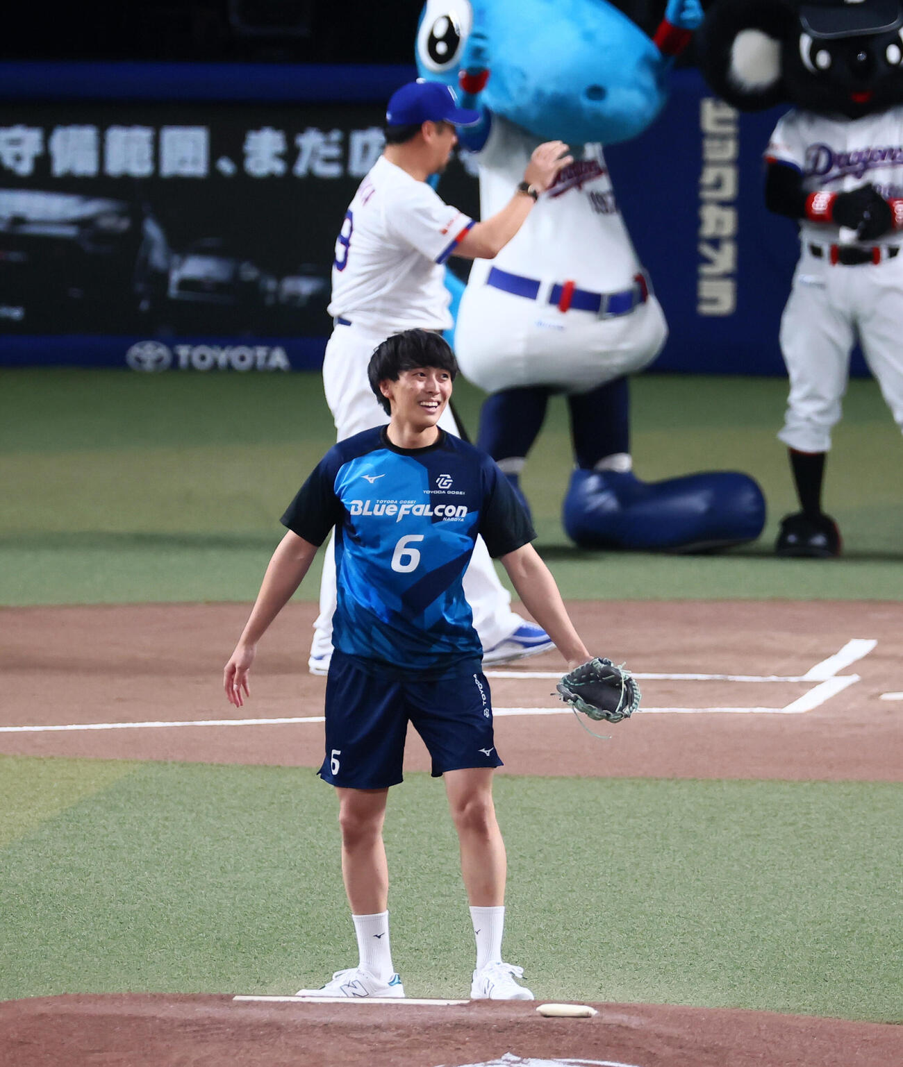 中日対阪神　始球式を行う豊田合成の松中大輝選手と打席に立つ松中信彦打撃コーチ（撮影・加藤哉）