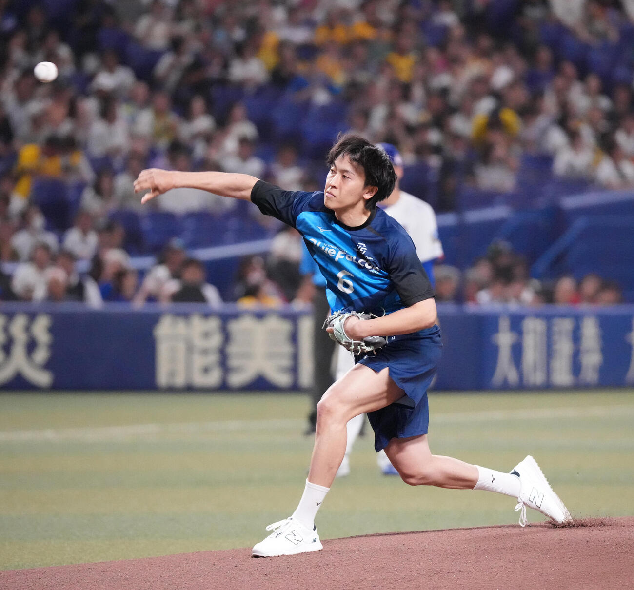 中日対阪神　試合前、始球式を行う松中信彦打撃統括コーチの息子ハンドボール選手の松中大輝（撮影・森本幸一）