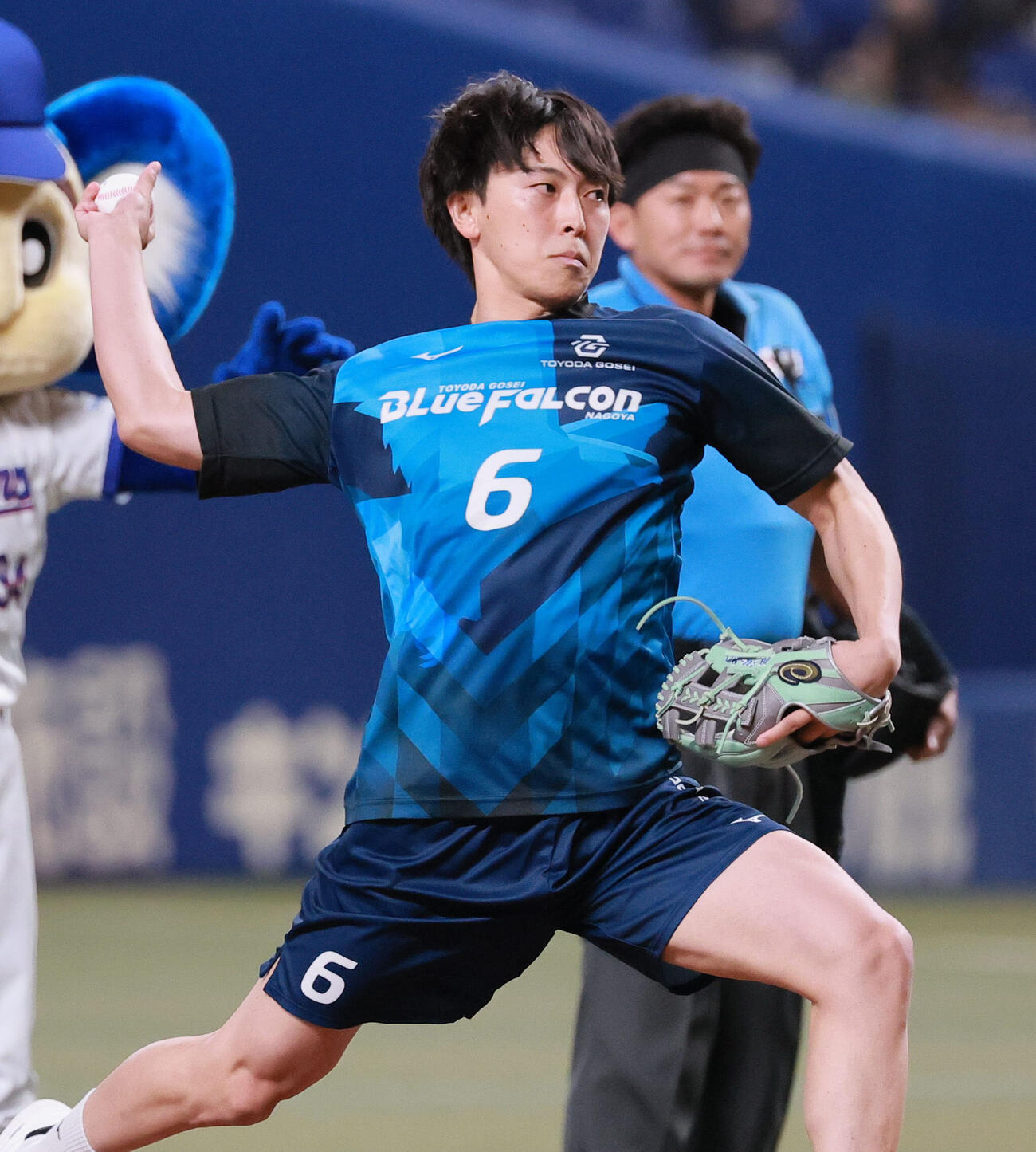 中日対阪神　始球式で投球するハンドボール豊田合成の松中大輝さん（撮影・上山淳一）