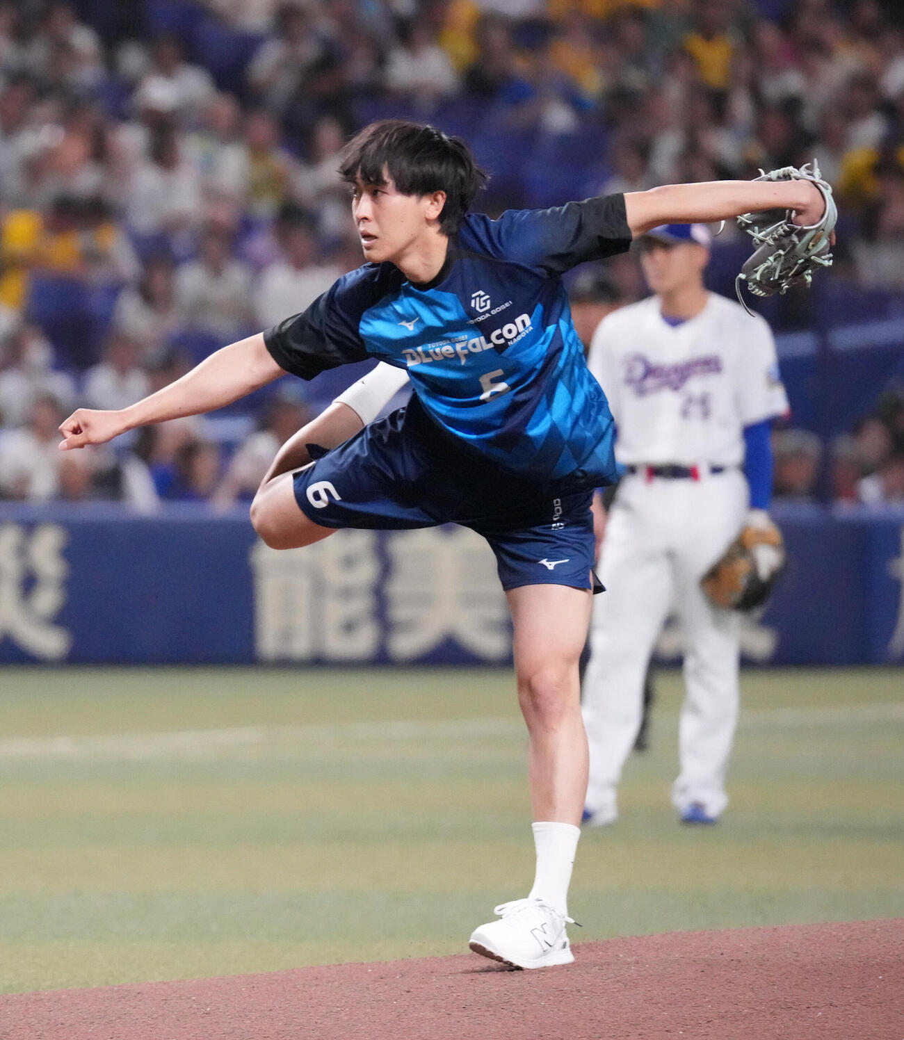 中日対阪神　試合前、始球式を行う松中信彦打撃統括コーチの息子ハンドボール選手の松中大輝（撮影・森本幸一）
