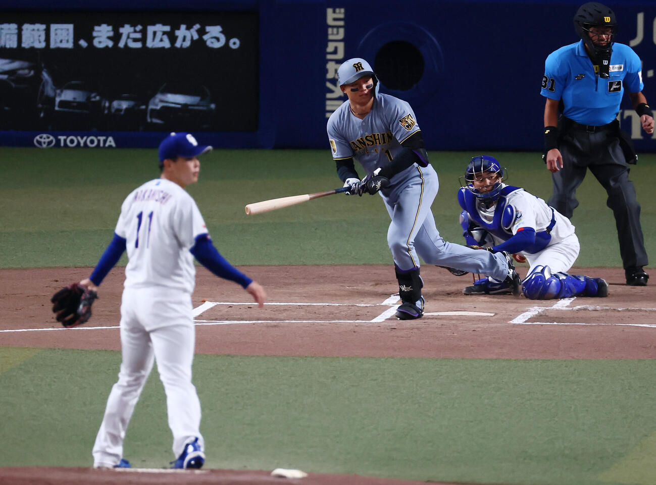 中日対阪神　1回表阪神無死一、三塁、森下翔太は左へ適時二塁打を放つ。投手中西聖輝（撮影・加藤哉）