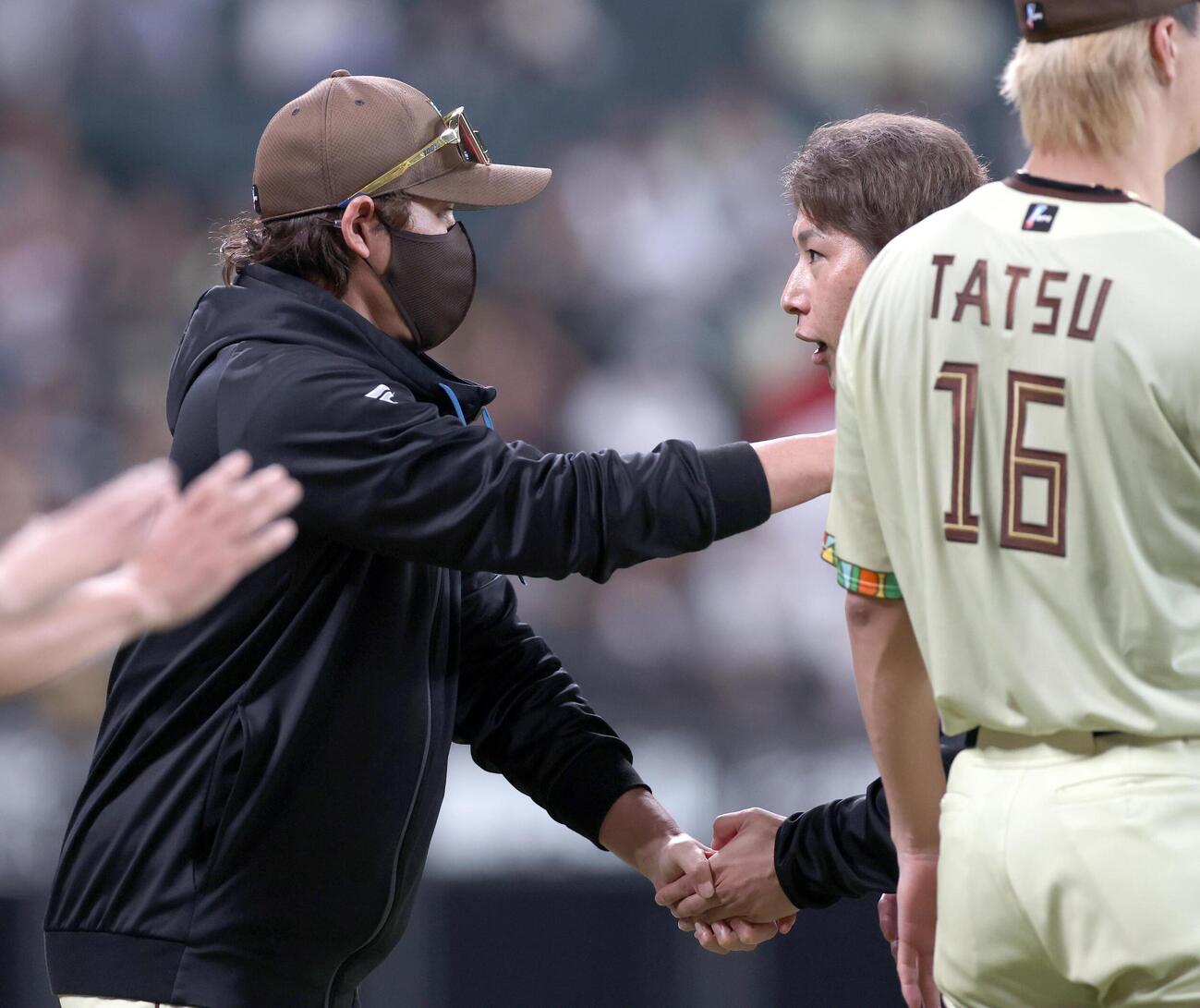 日本ハム対ソフトバンク　試合後、加藤貴之（右）を労う新庄剛志監督（撮影・黒川智章）