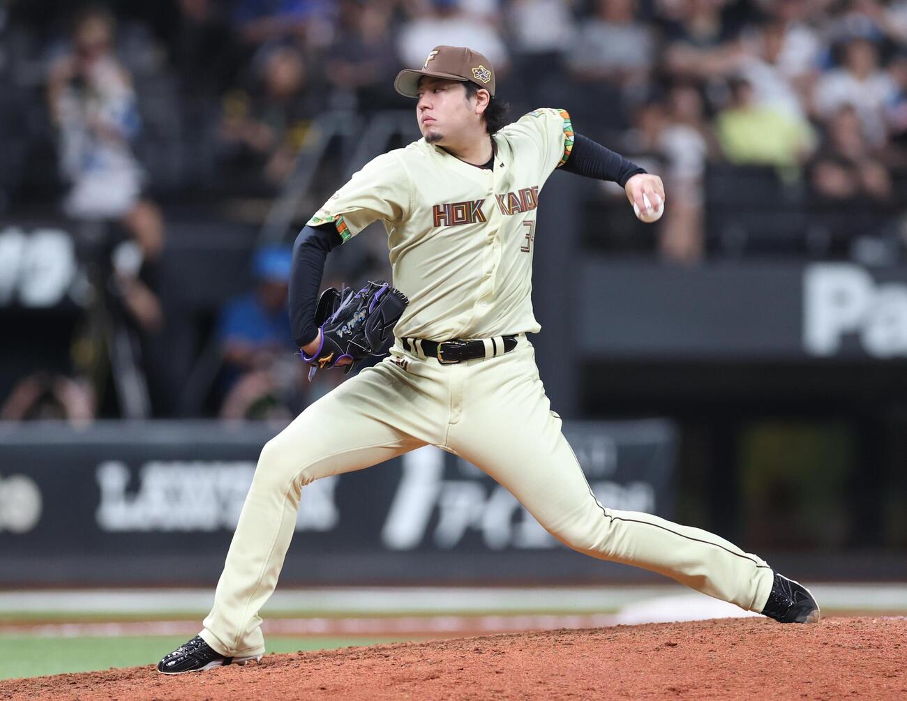 日本ハム対ソフトバンク　9回途中から登板の堀瑞輝（撮影・黒川智章）