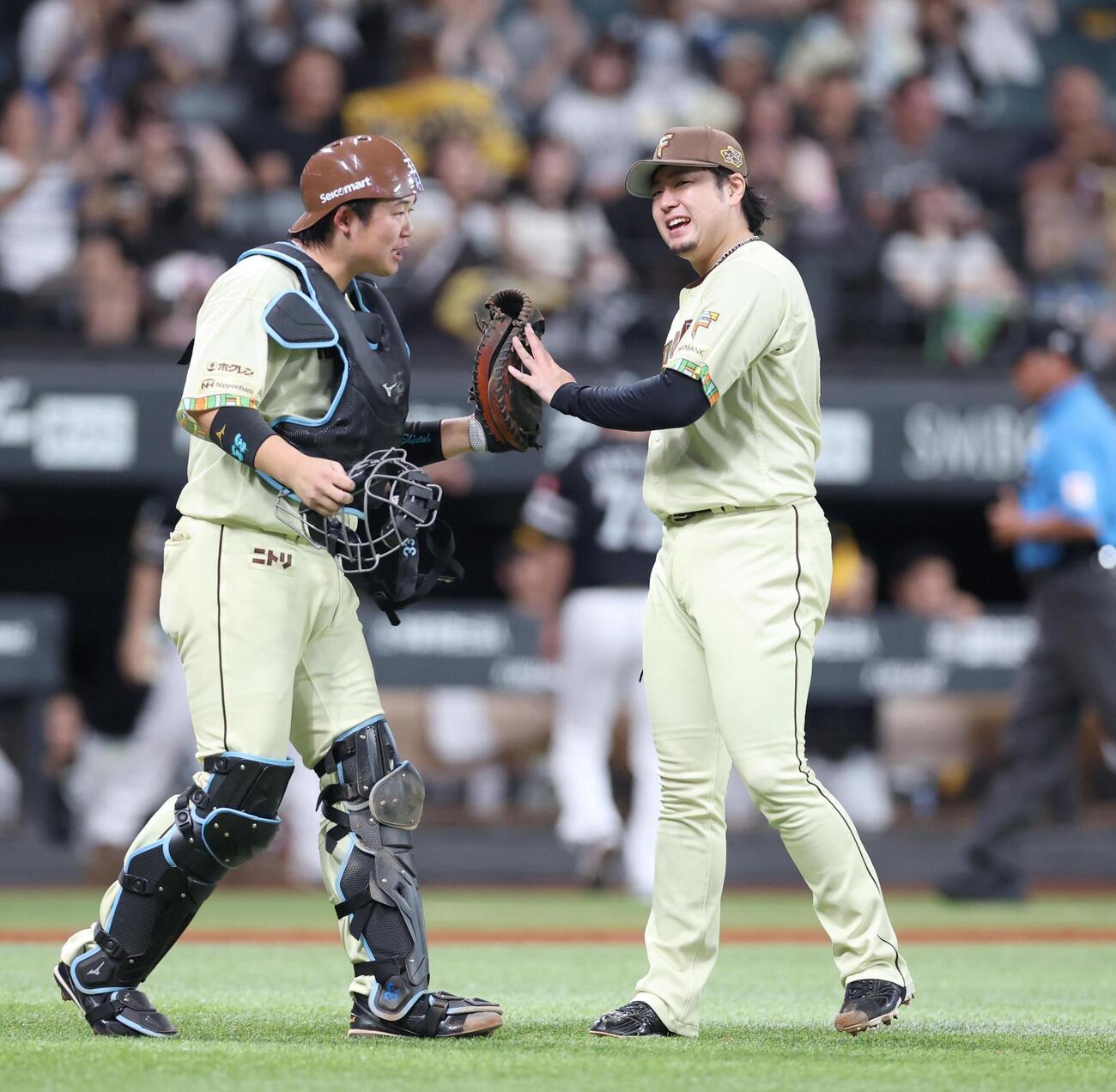 日本ハム対ソフトバンク　試合後、進藤勇也（左）と笑顔でタッチする堀瑞輝（撮影・黒川智章）