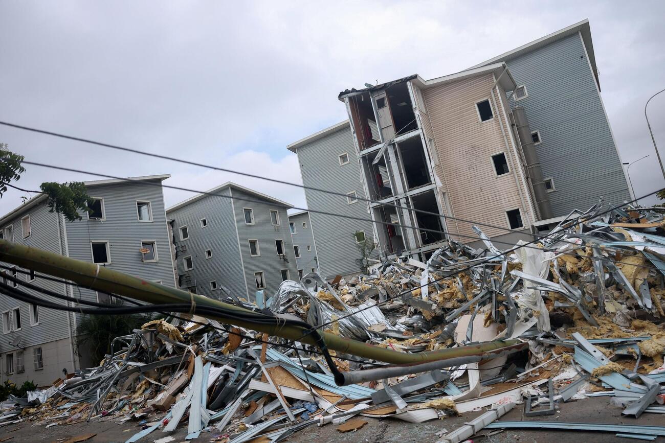 6月24日の地震の余波で残された瓦礫や損壊した建物／ベネズエラ・ラ・グアイラ州(ロイター)