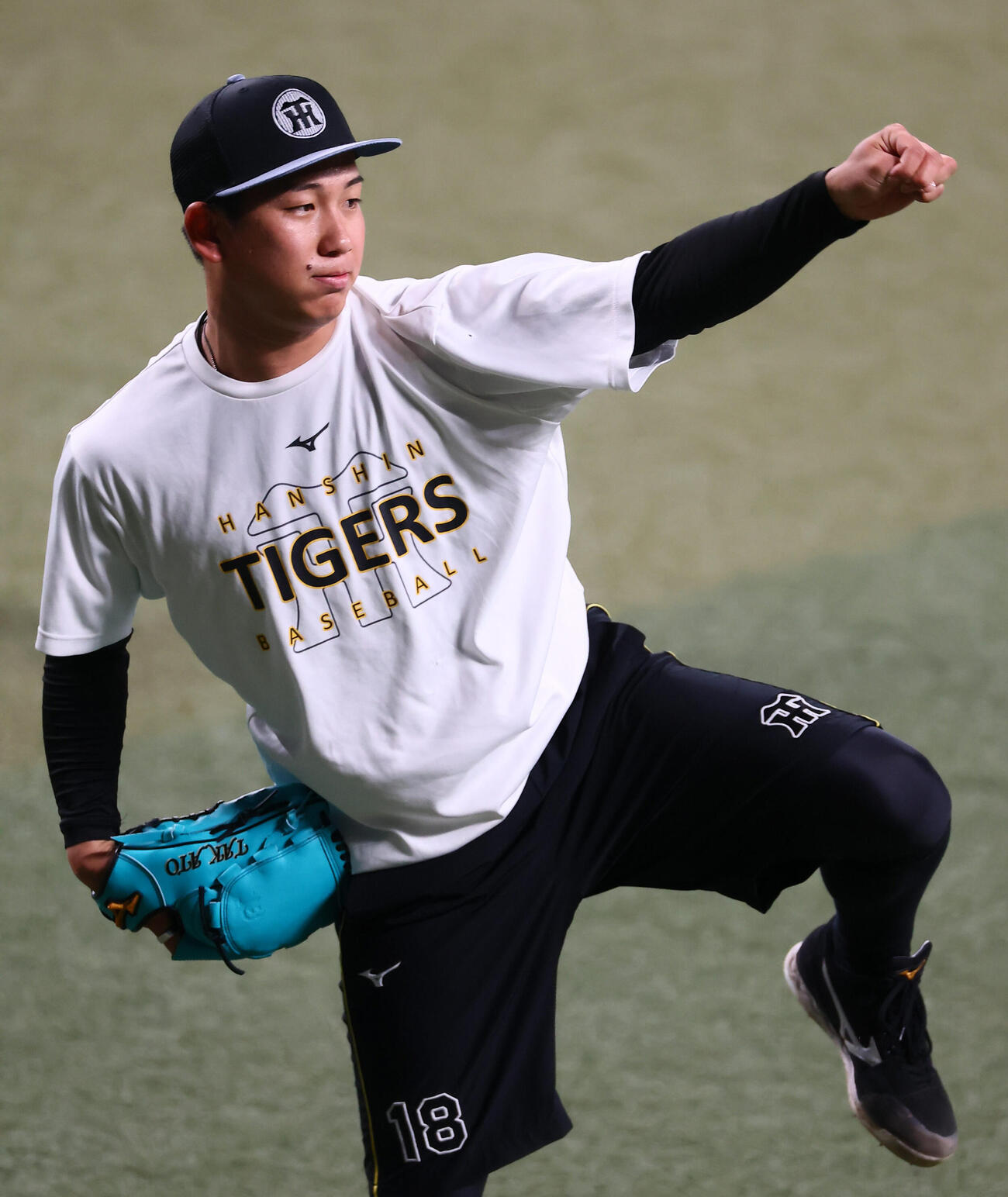 中日対阪神　練習でキャッチボールする阪神伊原陵人（撮影・加藤哉）