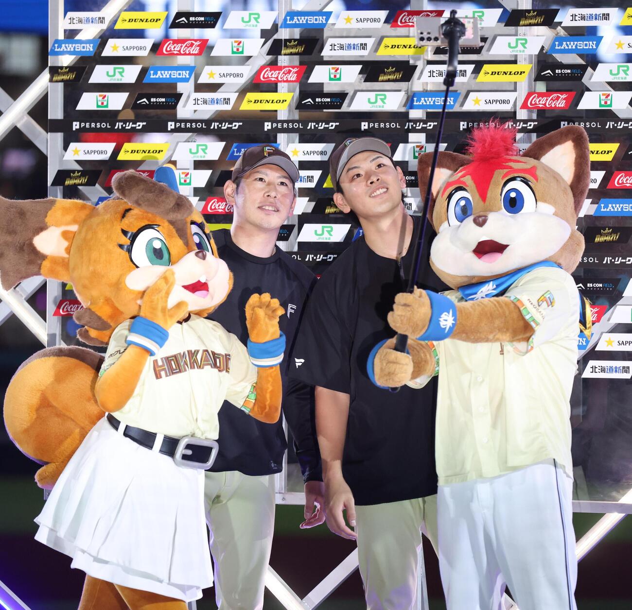 日本ハム対ソフトバンク　試合後、お立ち台で「自撮り」する加藤貴之（左）と野村佑希（撮影・黒川智章）