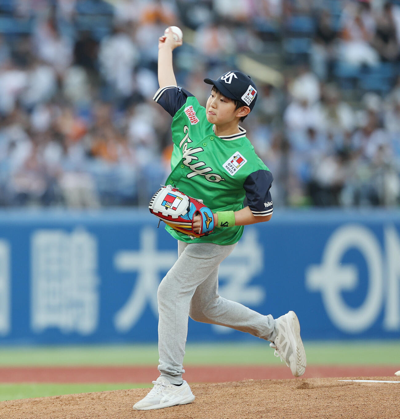 ヤクルト対巨人　始球式を務める島田櫂さん（撮影・宮地輝）