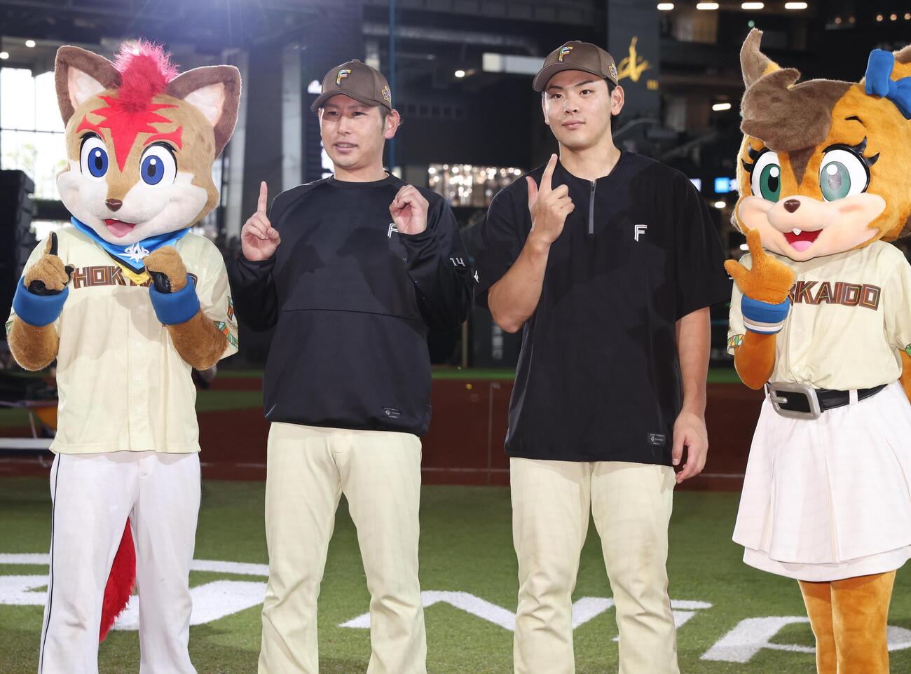 日本ハム対ソフトバンク　試合後、ポーズをとる加藤貴之（左）と野村佑希（撮影・黒川智章）