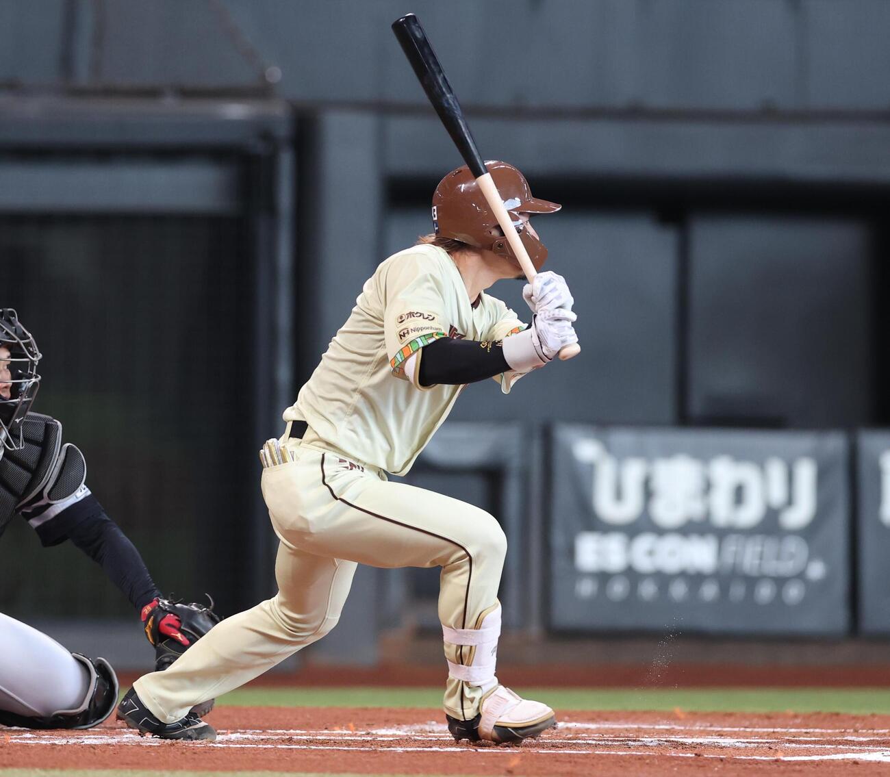 日本ハム対ソフトバンク　1回裏日本ハム1死一、二塁、適時二塁打を放つ水野達稀（撮影・黒川智章）
