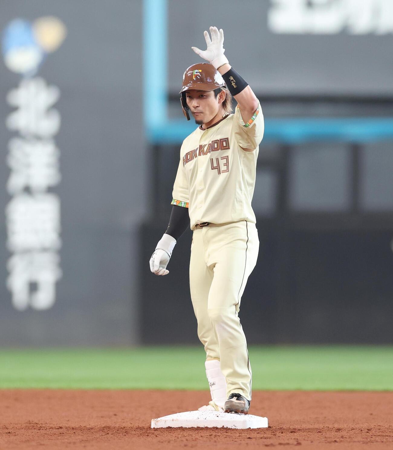 日本ハム対ソフトバンク　1回裏日本ハム1死一、二塁、適時二塁打を放ちポーズをとる水野達稀（撮影・黒川智章）