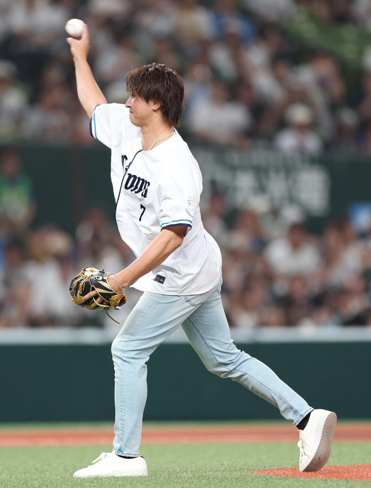 西武対ロッテ　始球式を行う金子侑司氏（撮影・増田悦実）
