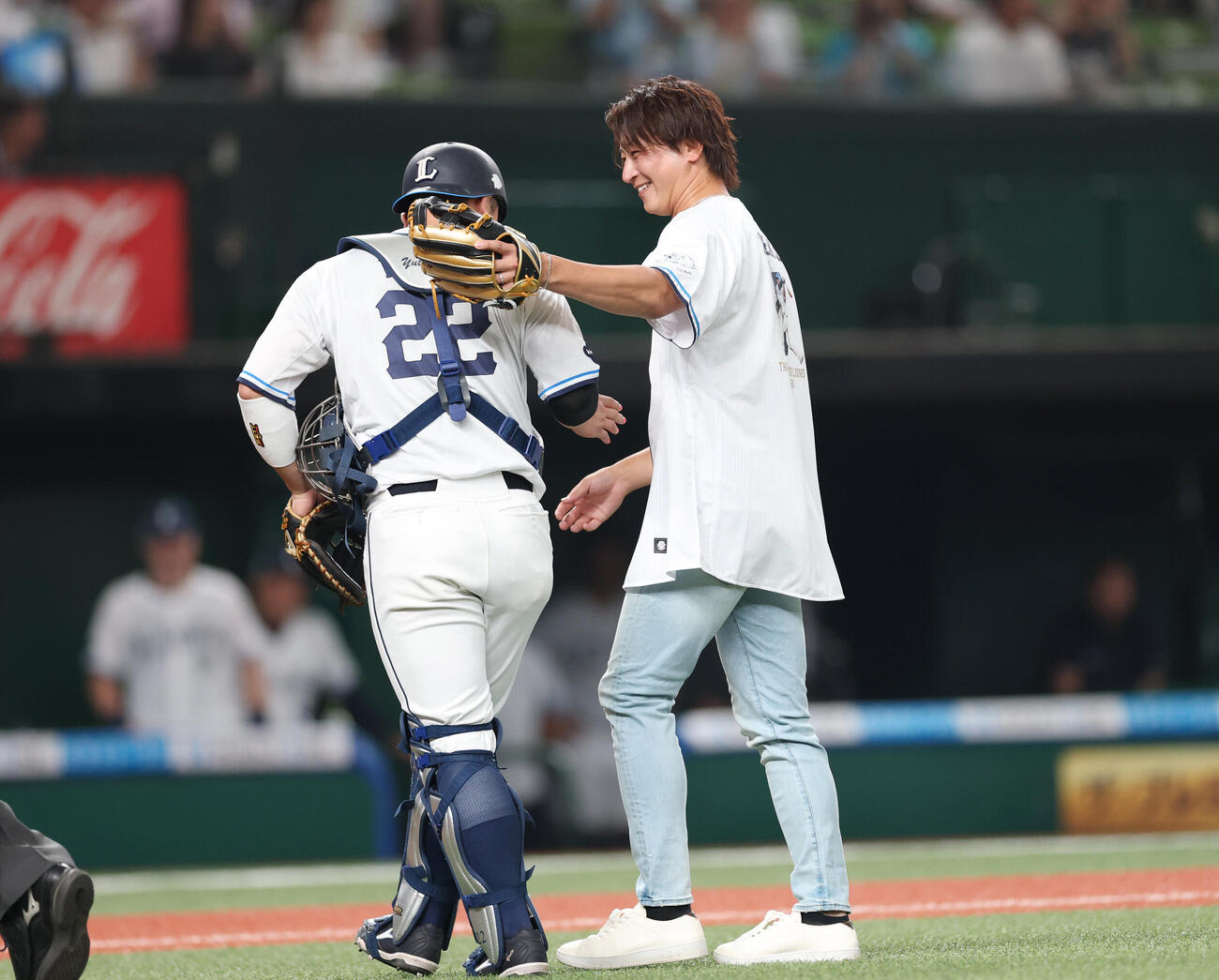 西武対ロッテ　始球式を行い西武古賀悠斗（左）と話す金子侑司氏（撮影・増田悦実）
