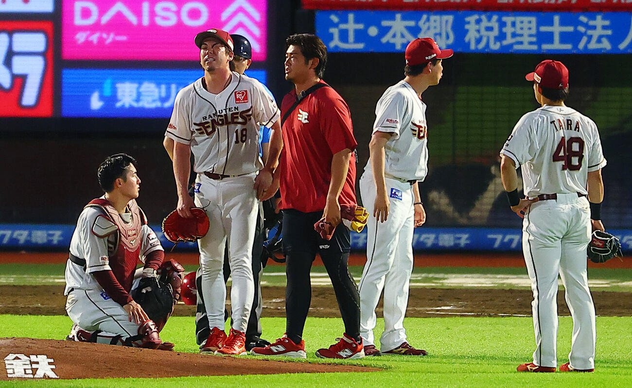 楽天対オリックス　5回表オリックス1死、福永奨の打球を受け険しい表情の前田健太（撮影・野上伸悟）