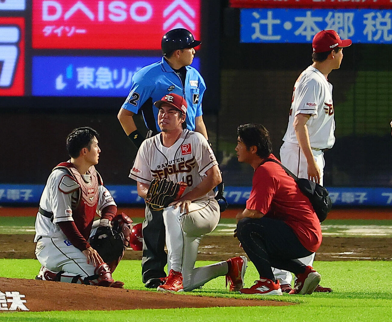 楽天対オリックス　5回表オリックス1死、福永奨の打球を受け険しい表情の前田健太（撮影・野上伸悟）