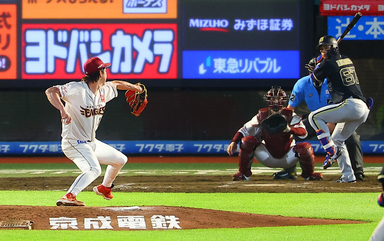 楽天対オリックス　5回表オリックス2死二塁、PL学園高の後輩、つ中川圭太に投げ込む前田健太（撮影・野上伸悟）