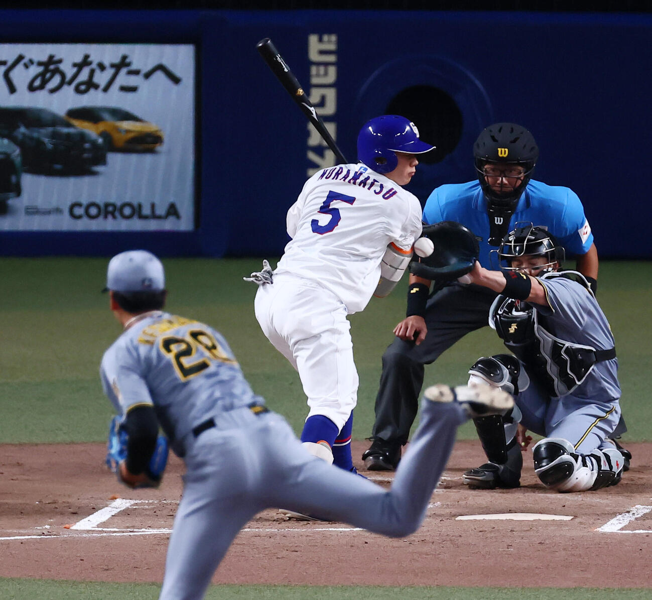 中日対阪神　1回裏中日2死、今朝丸裕喜は村松開人に死球を与えてしまう（撮影・加藤哉）