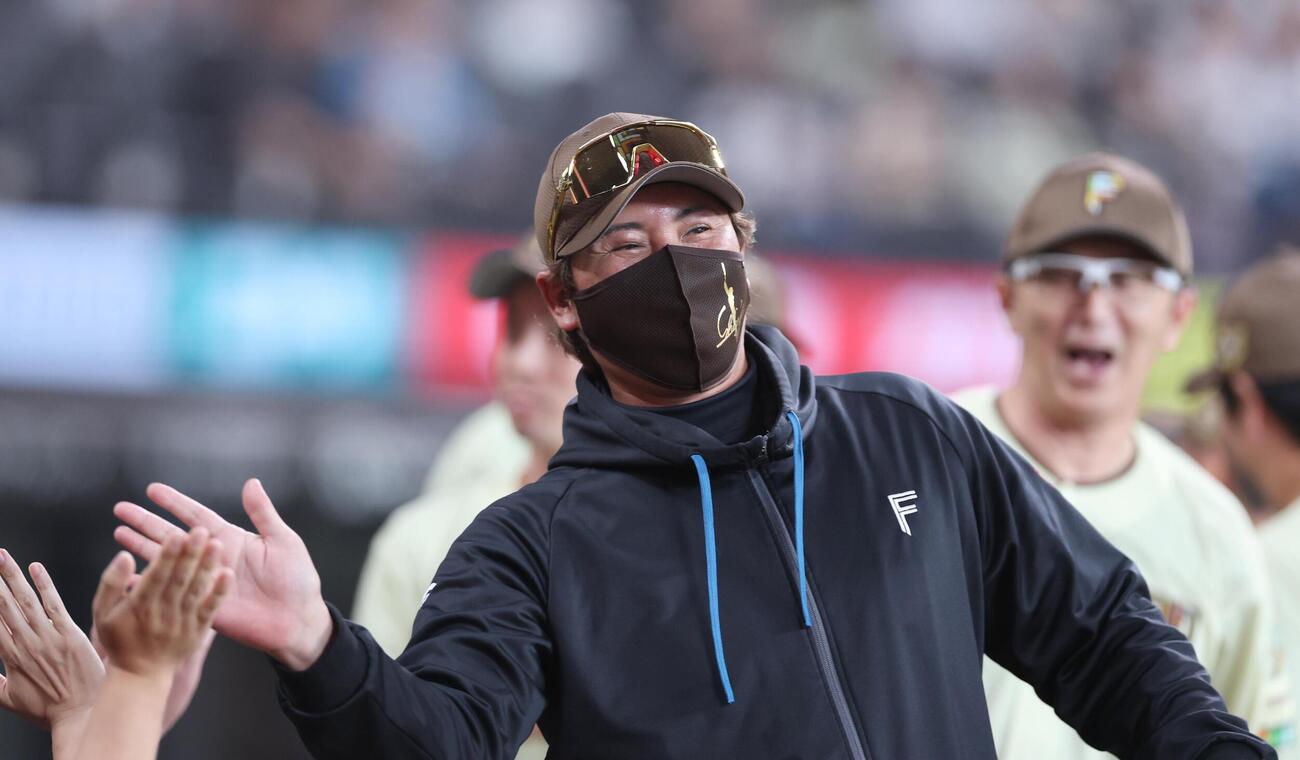日本ハム対ソフトバンク　試合後、笑顔でハイタッチする新庄剛志監督（撮影・黒川智章）
