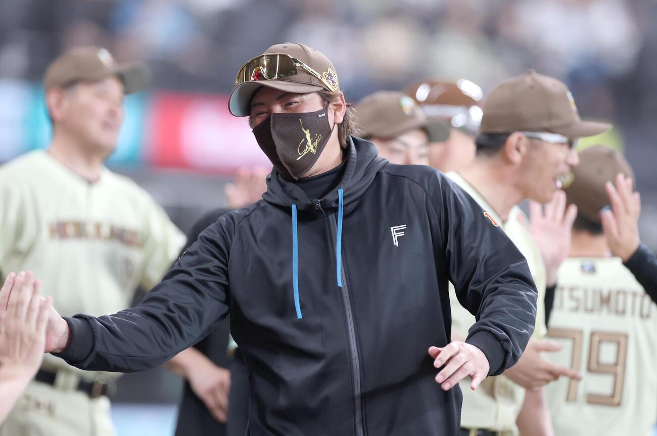 日本ハム対ソフトバンク　試合後、笑顔でハイタッチする新庄剛志監督（撮影・黒川智章）